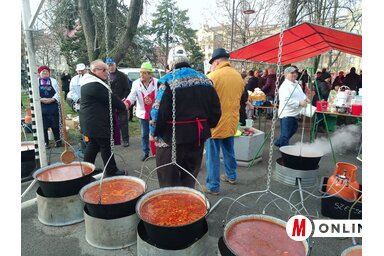A magyarkanizsai városháza előtt 1400 adag halászlevet osztottak szét  (A szerző felvétele)