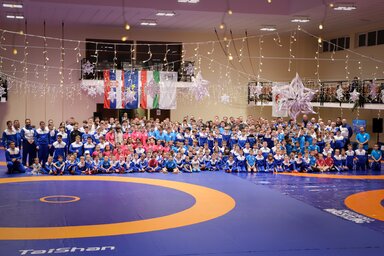 A karácsonyi díszekbe bújt akadémián 300 gyermek várta a Télapó érkeztét (Fotó: Laták István, Vargha Zsombor)