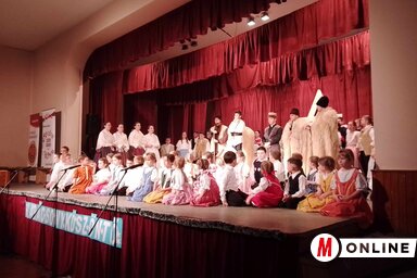 A néptáncosok az ünnephez kötődő szokásokat elevenítették fel (Kancsár Izabella felvétele)