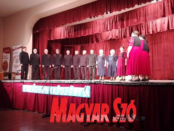 A Dúdoló énekcsoport és a Botra férfikórus (Kancsár Izabella felvétele) A Dúdoló énekcsoport és a Botra férfikórus (Kancsár Izabella felvétele)