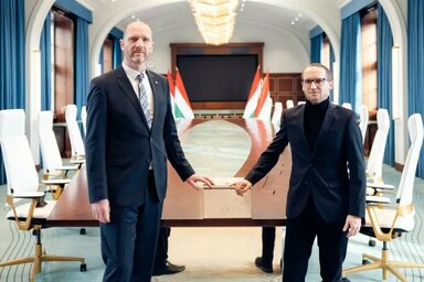 Dr. Kandrács Csaba, a Magyar Nemzeti Bank alelnöke (balra) és Demeter Szilárd, a Petőfi Irodalmi Múzeum főigazgatója, fotó: Hartyányi Norbert / Kultúra.hu