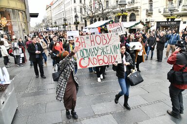 A választási szabálytalanságok miatt tiltakozó egyetemi hallgatók csoportja Belgrádban (Fotó: Beta)