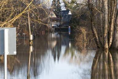 A Duna által elárasztott ártérben fekvő üdülőnegyed a Győr–Moson–Sopron vármegyei Vének település határában (Fotó: MTI)