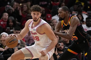Durant fogja Alperen Şengünt, a Rockets fiatal török centerét (Fotó: Beta/AP)