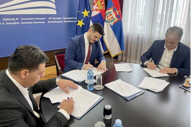 A szerződés aláírása (A tartományi kormány felvétele)