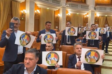 Az AUR törvényhozói „Erdély ősi föld” feliratú molinókat mutattak fel (kronikaonline.ro)