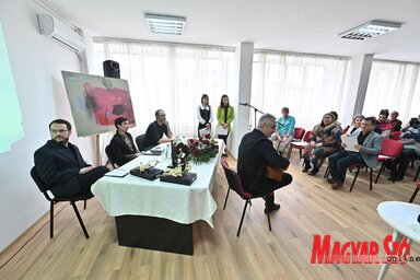 Bakos Árpád megzenésített verssel, népdalokkal tette ünnepélyesebbé a díjátadót, fotó: Ótos András