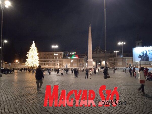 A legnagyobb, legfényesebb karácsonyfa a Piazza del Popolót ékesíti, de minden nagyobb téren felállítottak legalább egyet (Fotó: Szeli Balázs felvétele)