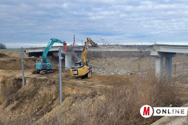 Ismét bontják a hidat (Fotó: Lakatos János felvétele)