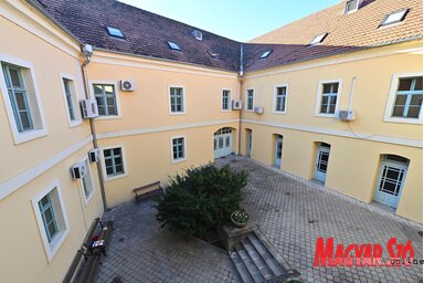 A Karlócai Gimnázium belső udvara (Ótos András archív felvétele)