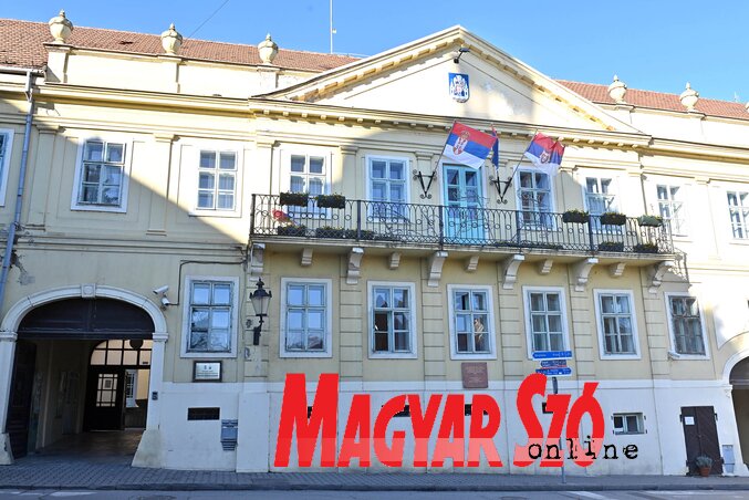 A neoklasszicista stílusban épült magisztrátus egyik jellegzetessége, hogy kialakítását a lejtős terephez igazították A neoklasszicista stílusban épült magisztrátus egyik jellegzetessége, hogy kialakítását a lejtős terephez igazították