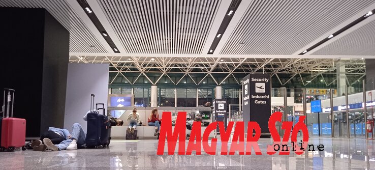 A kevésbé „utasbarát” repülőtereken a várótermek műanyag ülőhelyeit magas kartámasz választja el egymástól, ellehetetlenítve a három ülőhelyen, hosszában történő elfekvést. Az ott éjszakázók többsége kénytelen a padlón aludni. (A szerző felvétele) A kevésbé „utasbarát” repülőtereken a várótermek műanyag ülőhelyeit magas kartámasz választja el egymástól, ellehetetlenítve a három ülőhelyen, hosszában történő elfekvést. Az ott éjszakázók többsége kénytelen a padlón aludni. (A szerző felvétele)