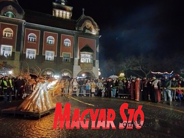 Szabadka főterén a pravoszláv papok megszentelték a tölgyfaágakat, melyek égetését közös imádság előzte meg (Fotó: Gál Hermina felvétele) Szabadka főterén a pravoszláv papok megszentelték a tölgyfaágakat, melyek égetését közös imádság előzte meg (Fotó: Gál Hermina felvétele)