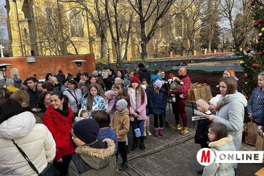 A Családfa civil szervezet elnöke köszönetet mond a fénylő adventi akció résztvevőinek (Fotó: Kazinczy Paszterkó Diana felvétele)