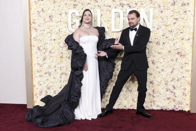 Leonardo DiCaprio és a legjobb női főszereplő díjával a dráma kategóriában jutalmazott Lily Gladstone a vörös szőnyegen, fotó: AFP