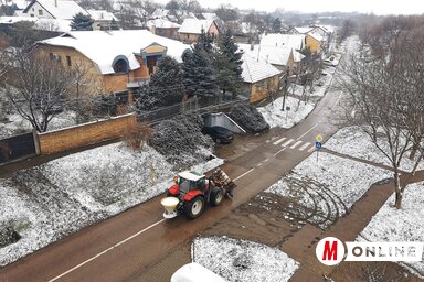 Sózza, apró kaviccsal borítja be a topolyai utcákat a Komgrad téli szolgálatának ügyeletes munkása (Herceg Elizabetta)