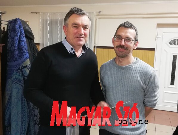 Radomir Šuša négy évtizeden keresztül tanácsokkal látta el a termelőket, ő is elismerő oklevelet vett át Varga Gézától (Tóth Péter fotója) Radomir Šuša négy évtizeden keresztül tanácsokkal látta el a termelőket, ő is elismerő oklevelet vett át Varga Gézától (Tóth Péter fotója)