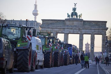A Brandenburgi kapu környékén sem lehetett közlekedni (Fotó: dpa via AP/Beta)