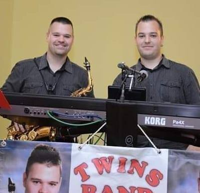 A nyugat-bácskai báli alkalmak legtöbbjén a Twins Band zenél (Facebook-fotó) A nyugat-bácskai báli alkalmak legtöbbjén a Twins Band zenél (Facebook-fotó)