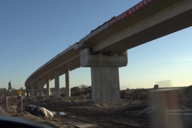 Az épülő közúti felüljáró Kishegyesnél, a gyorsvasút nyomvonalánál (Képernyőfelvétel)