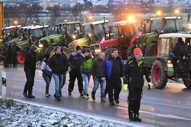 A tiltakozó gazdák ismét sokfelé ellehetetlenítették az autópályákra való feljutást (Fotó: Beta/AP)