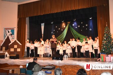 A tordai Petőfi Sándor Művelődési Egyesület tagjai Sári Enikővel a karácsonyi műsoron (Fotó: Vidács Hajnalka)