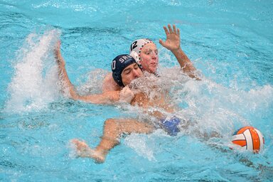 Vigvári Vince (b) és a szerb Vuk Milojević (j) a férfi vízilabda Európa-bajnokság negyedöntőjében, fotó: MTI