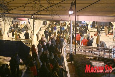 Egy hónapon keresztül korcsolyázhattunk a Duna parkban felállított, ideiglenes pályán. Hétfőn szétszerelik (Fotó: Ótos András felvétele)