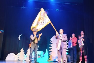 Csernicsek József átvette a Fogat vándorzászlaját, fotó: L. Móger Tímea