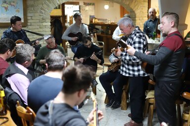 Közös zenélés Versendi Kovács József mohácsi tamburással (Lakatos János felvétele)