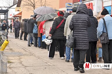 Tegnap reggel hatalmas sorok keletkeztek a posták bejáratánál a 10.000 dináros üdülési utalvány megszerzéséért (Fotó: Ótos András)