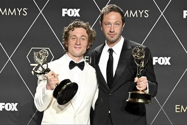 Jeremy Allen White és Ebon Moss Barchrach, A mackó férfi fő- és mellékszereplője, fotó: Emmys.com
