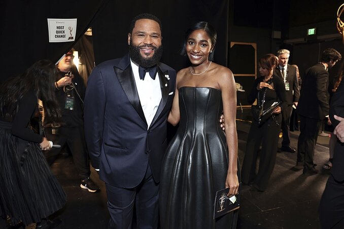 Anthony Anderson az idei Emmy-díjkiosztó házigazdája Ayo Edebirivel, a legjobb vígjáték női főszereplőjével, fotó: Emmys.com Anthony Anderson az idei Emmy-díjkiosztó házigazdája Ayo Edebirivel, a legjobb vígjáték női főszereplőjével, fotó: Emmys.com