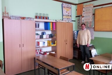 Dr. Crnkovity Gábor iskolaigazgató és az új bútorok egy része (