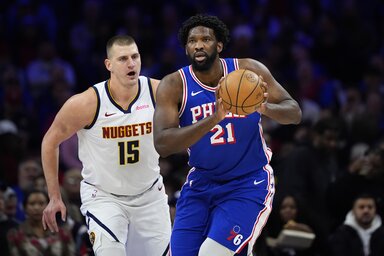 Nikola Jokić és Joel Embiid: az NBA két centerfenoménje közül most a kameruni ünnepelt (Fotó: Beta/AP)