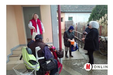 A magyarkanizsai Vöröskereszt épületénél már tíz órakor gyülekeznek (Fotó: Bajić Jenei Klementina felvétele)