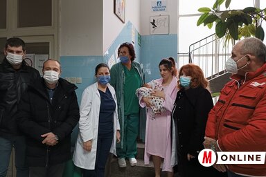 Az önkormányzat, a helyi közösség, a Vöröskereszt küldöttsége látogatott el az egészségházba, az idei év első topolyai kisbabájához és édesanyjához, fotó: Kazinczy Paszterkó Diana