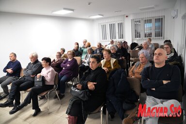 A Darányitelepi Társalgó közönsége érdeklődve hallgatta a napló alapján elkészített képes, úti beszámolót (Fotó: Dávid Csilla felvétele)