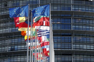 A tagállamok zászlói az EP strasbourgi épülete előtt (Fotó: Beta/AP)