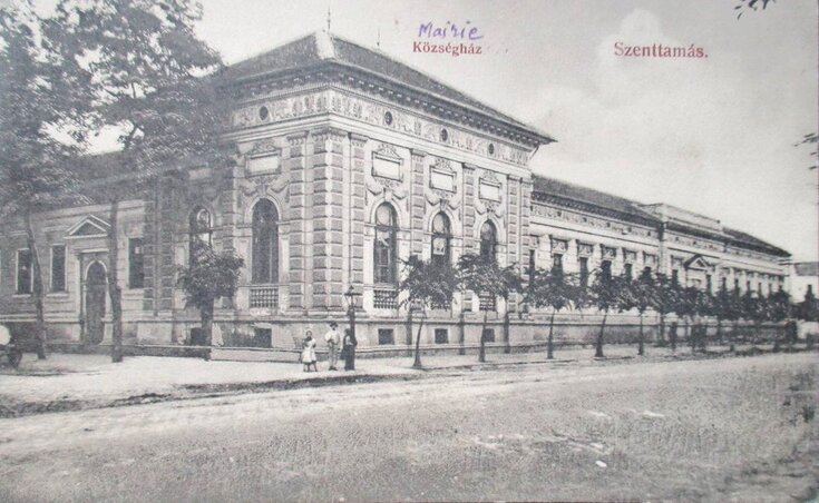 A szenttamási községháza 1918-ban. Az épület elején (balról) jól kivehető a kisebb és a főbejárat is (a szerző gyűjteményéből) A szenttamási községháza 1918-ban. Az épület elején (balról) jól kivehető a kisebb és a főbejárat is (a szerző gyűjteményéből)