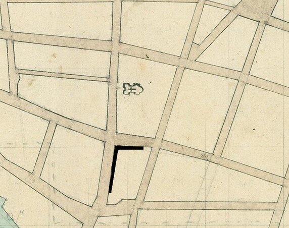 Szenttamás kataszteri térképének részlete 1853-ból. Jól kivehető, hogy a városháza előtt akkoriban utca húzódott. (Utólag fekete színnel bejelölve a községháza említett épülete – a szerző megjegyz.) Szenttamás kataszteri térképének részlete 1853-ból. Jól kivehető, hogy a városháza előtt akkoriban utca húzódott. (Utólag fekete színnel bejelölve a községháza említett épülete – a szerző megjegyz.)