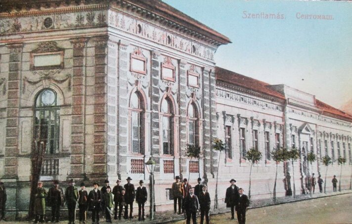 A múlt század 20-as éveiben készült képeslapon jól kivehető a jobb oldali hivatalos bejárat és a külső homlokzaton lévő díszítések (a szerző gyűjteményéből) A múlt század 20-as éveiben készült képeslapon jól kivehető a jobb oldali hivatalos bejárat és a külső homlokzaton lévő díszítések (a szerző gyűjteményéből)