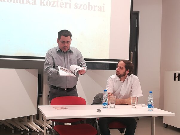Helyi előadók is voltak a Bácsország élőújságain, Szabadkán Baráth Gábor Gergely bevezetője után Patyi Szilárd történész a város köztéri szobrairól tartott előadást (Lukács Melinda) Helyi előadók is voltak a Bácsország élőújságain, Szabadkán Baráth Gábor Gergely bevezetője után Patyi Szilárd történész a város köztéri szobrairól tartott előadást (Lukács Melinda)