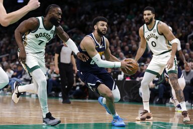 Jamal Murray tör be Jaylen Brown (balról) és Jayson Tatum között (Fotó: Beta/AP)