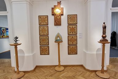 Középen: Nemes Fekete Edit szabadkai kerámiaművész alkotása