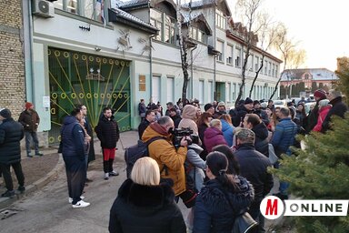 Hétfőn tüntetést szerveztek a gyermekeik biztonságáért aggódó szülők (Gál Hermina felvétele)