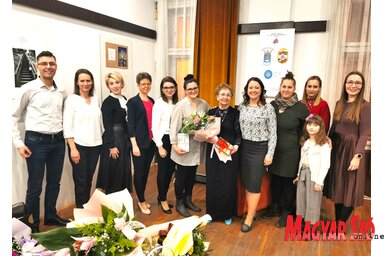 Az est fellépői, szervezői, az Aurora stúdió vezetői Vass Borsodi Borbála tanárnővel (Herceg Elizabetta)