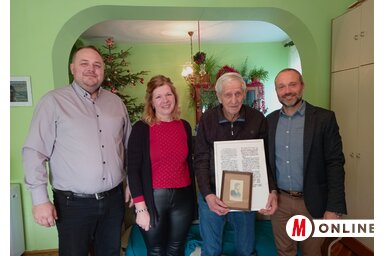 Tomik Nimród, Csípe Tímea és Szatmári Adrián Kiskároly Róbert otthonában, az időkapszulában talált levél másolatának átadásakor