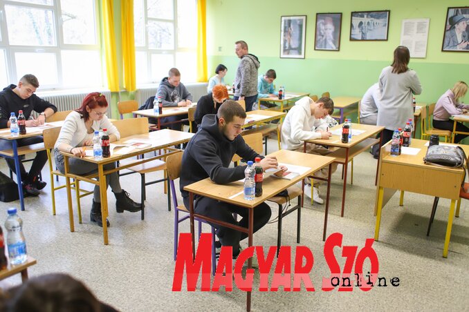 Topolyán huszonkét diák töltötte ki a Szakma Sztár Fesztivál elődöntőjének tesztlapjait (Lakatos János)