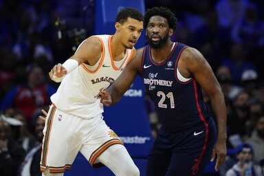 A jelen és a jövő meghatározó NBA-centerei: Joel Embiid (jobbról) és Victor Wembanyama